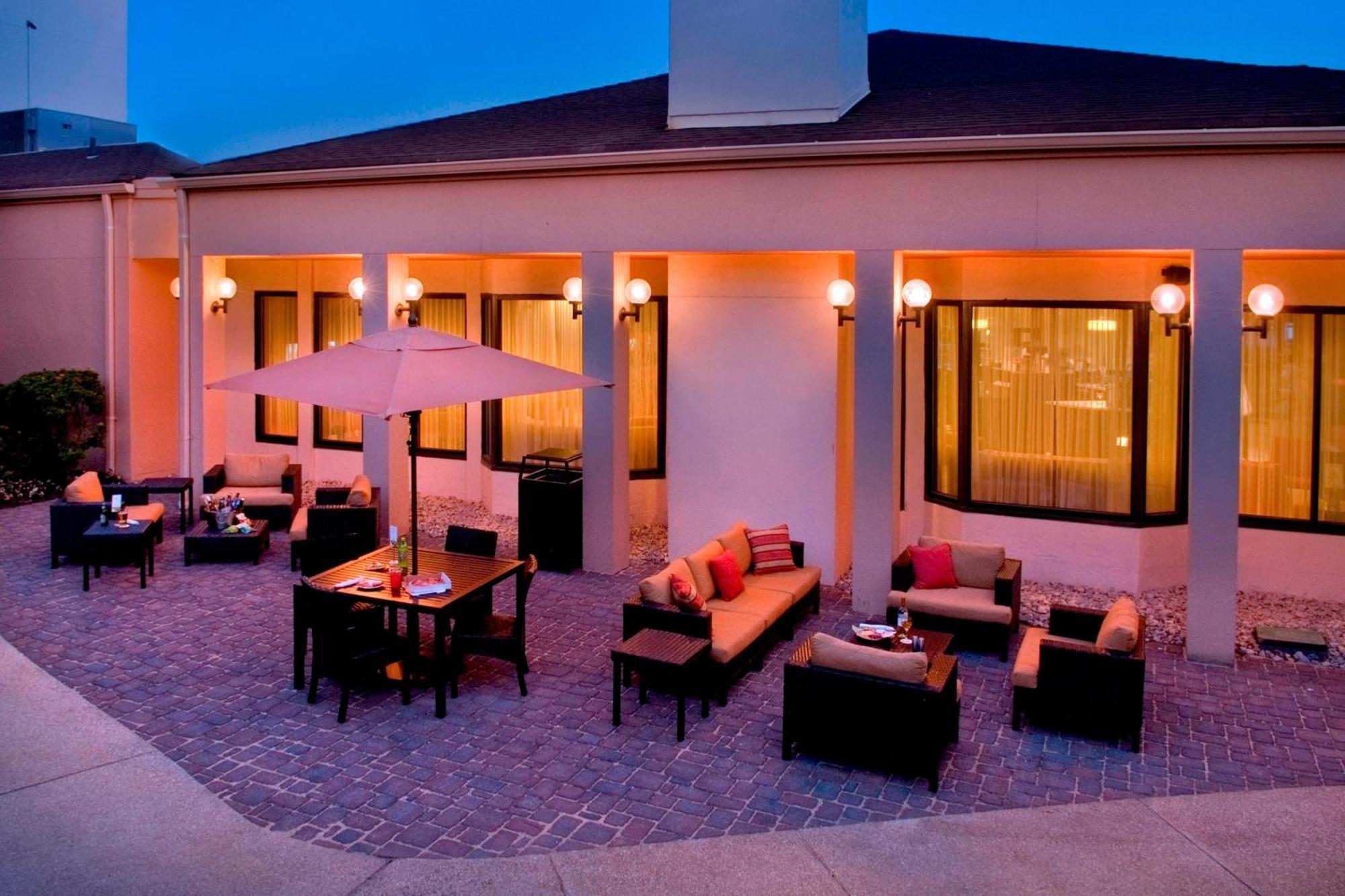 Courtyard Newark Liberty International Airport Hotel Buitenkant foto